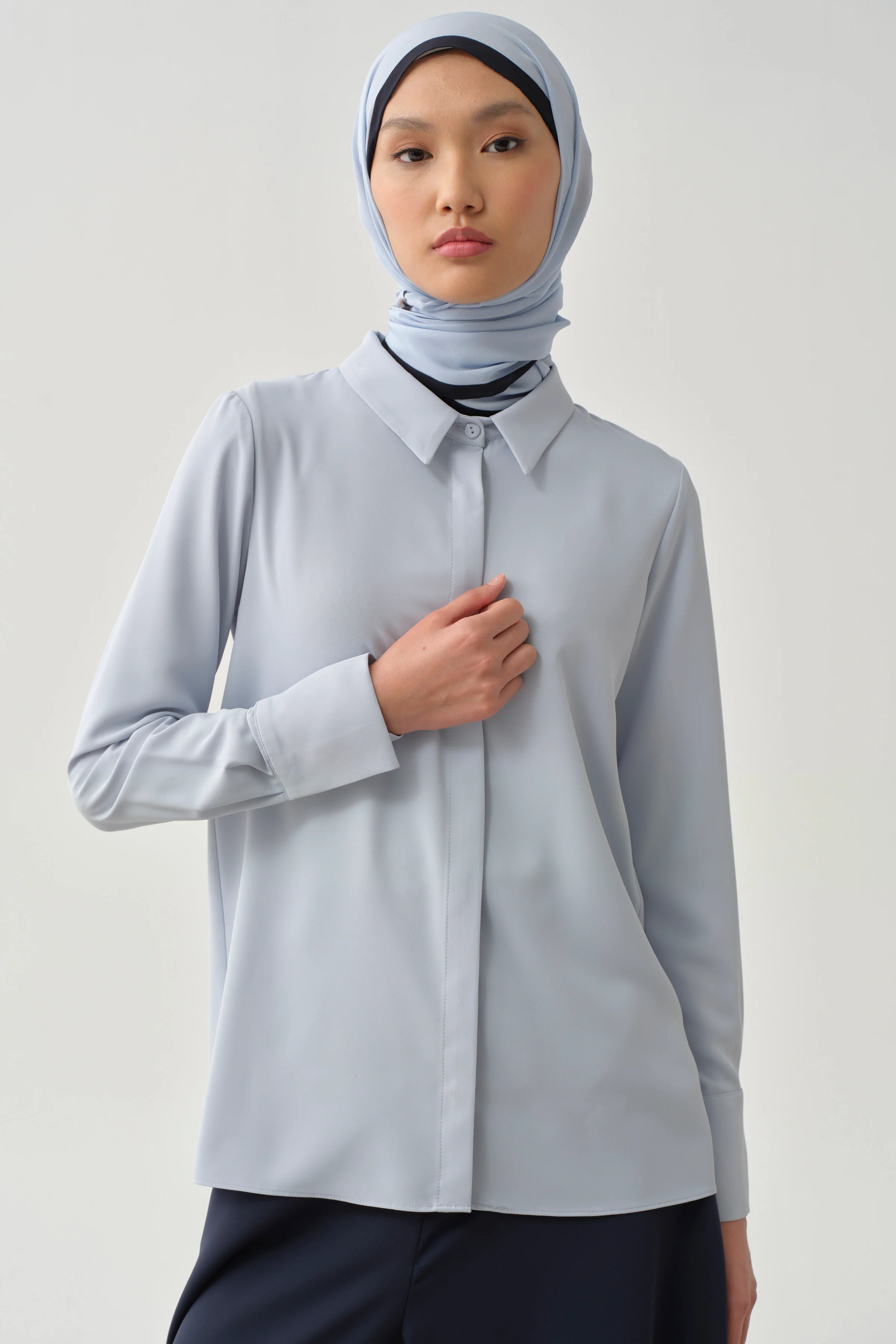 Chemise basique à patte de boutonnage cachée - Bleu clair - Image 3