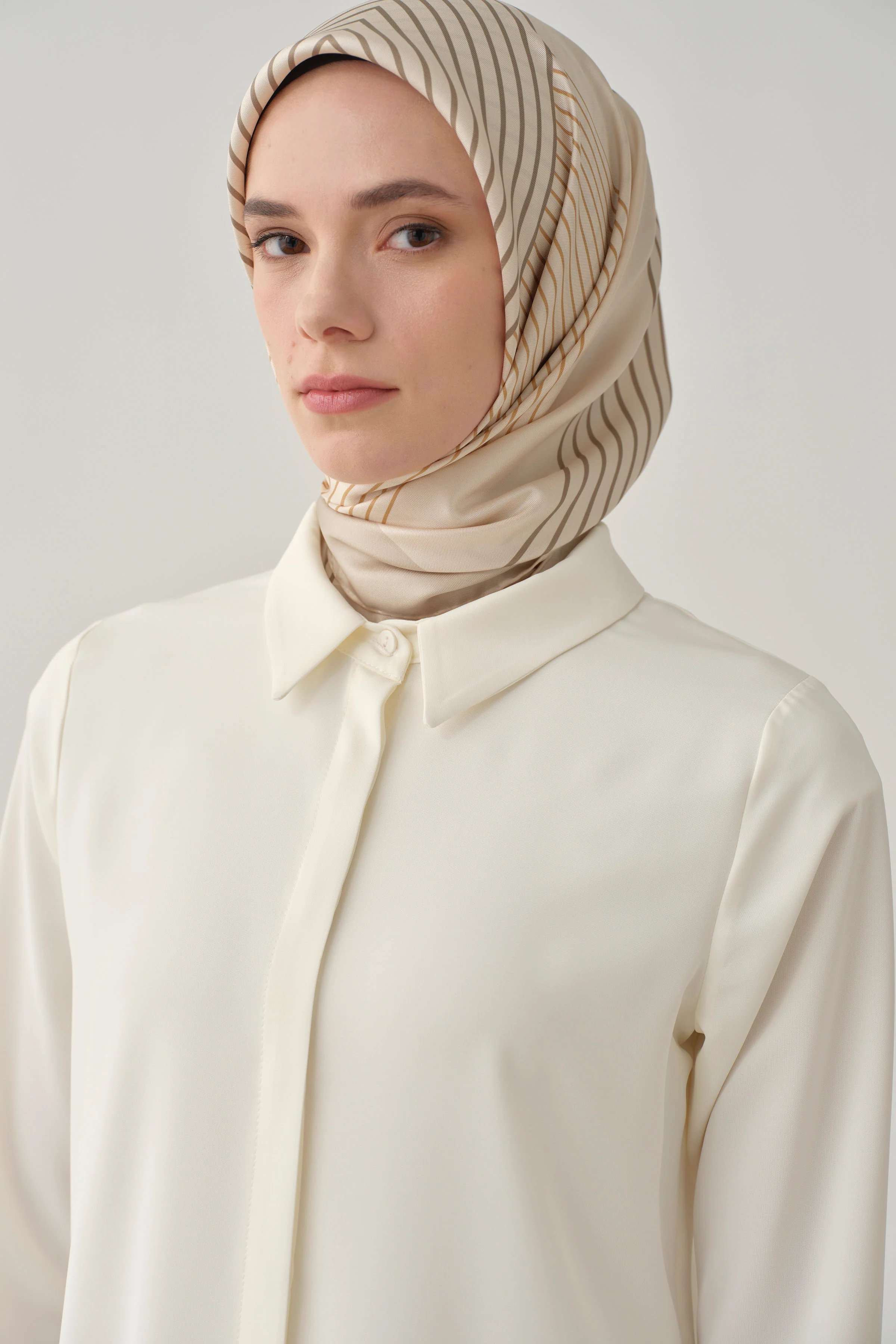 Chemise basique à patte de boutonnage cachée - Écru - Image 4