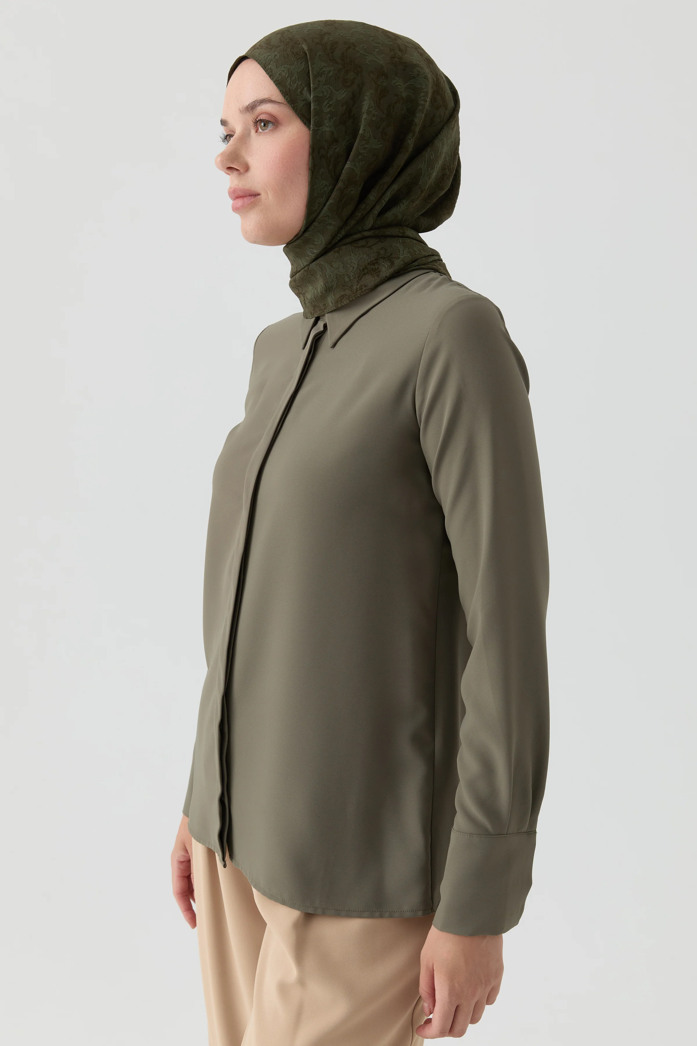 Chemise basique à patte de boutonnage cachée - Kaki - Image 3